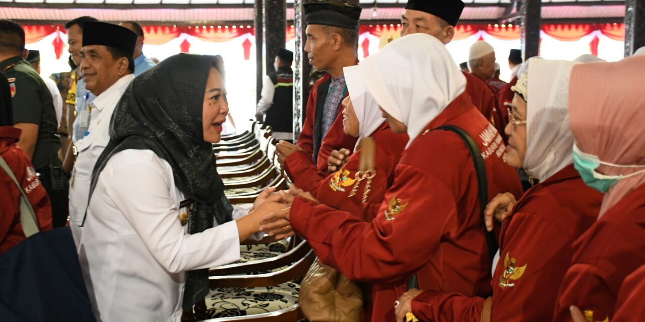 Serahkan 628 Jemaah Haji ke IPHI, Bupati Tiwi : Semoga Mabrur Sepanjang Hayat