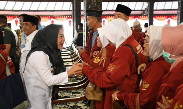 Serahkan 628 Jemaah Haji ke IPHI, Bupati Tiwi : Semoga Mabrur Sepanjang Hayat