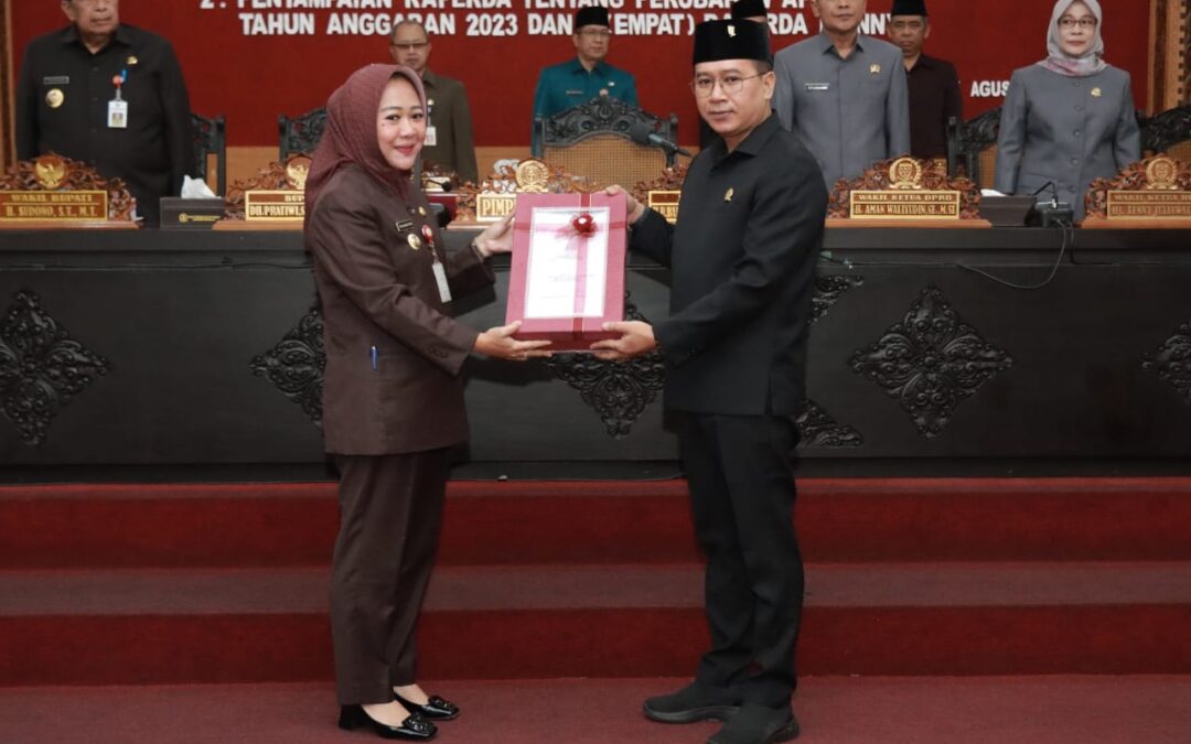Bupati Tiwi Serahkan 5 Raperda Untuk Dibahas Bersama DPRD