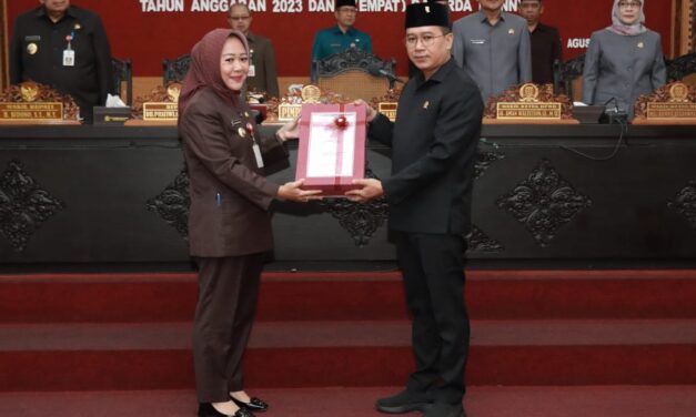 Bupati Tiwi Serahkan 5 Raperda Untuk Dibahas Bersama DPRD