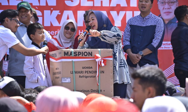 Semarak Kemerdekaan, Bupati Tiwi Hadiri Jalan Sehat dan Lomba Tumpeng Desa Sangkanayu