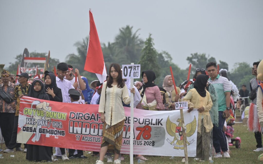 Bupati Tiwi Meriahkan Karnaval Kemerdekaan Desa Gembong