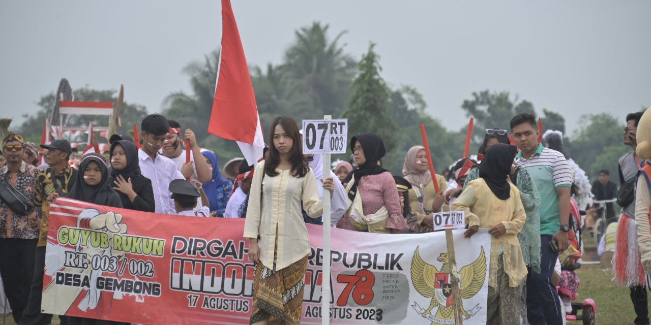 Bupati Tiwi Meriahkan Karnaval Kemerdekaan Desa Gembong