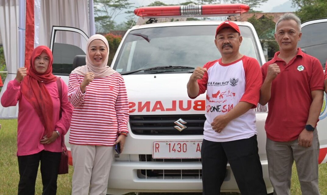 Tingkatkan Layanan Kesehatan Desa Sumampir, Bupati Tiwi Serahkan Ambulans Siaga