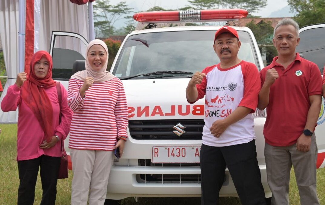 Tingkatkan Layanan Kesehatan Desa Sumampir, Bupati Tiwi Serahkan Ambulans Siaga