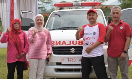 Tingkatkan Layanan Kesehatan Desa Sumampir, Bupati Tiwi Serahkan Ambulans Siaga