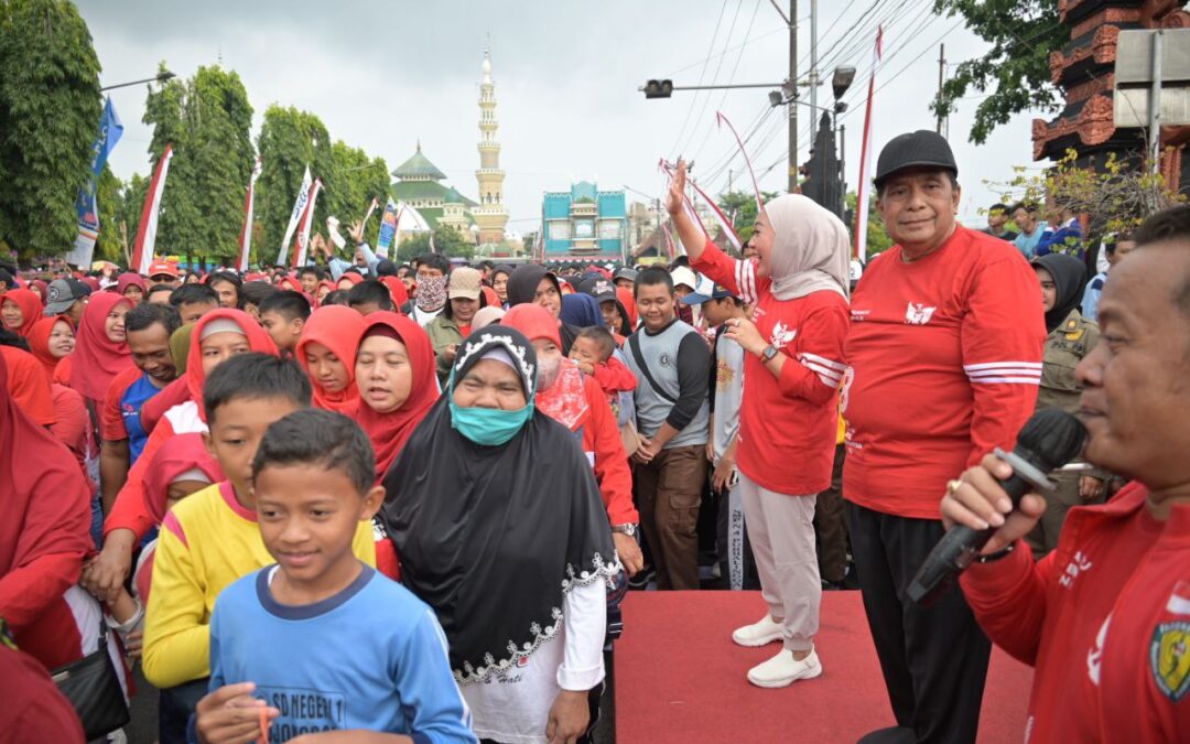 Lepas Jalan Sehat, Bupati Tiwi dan Wabup Dono Bagi-bagi Sepeda Motor