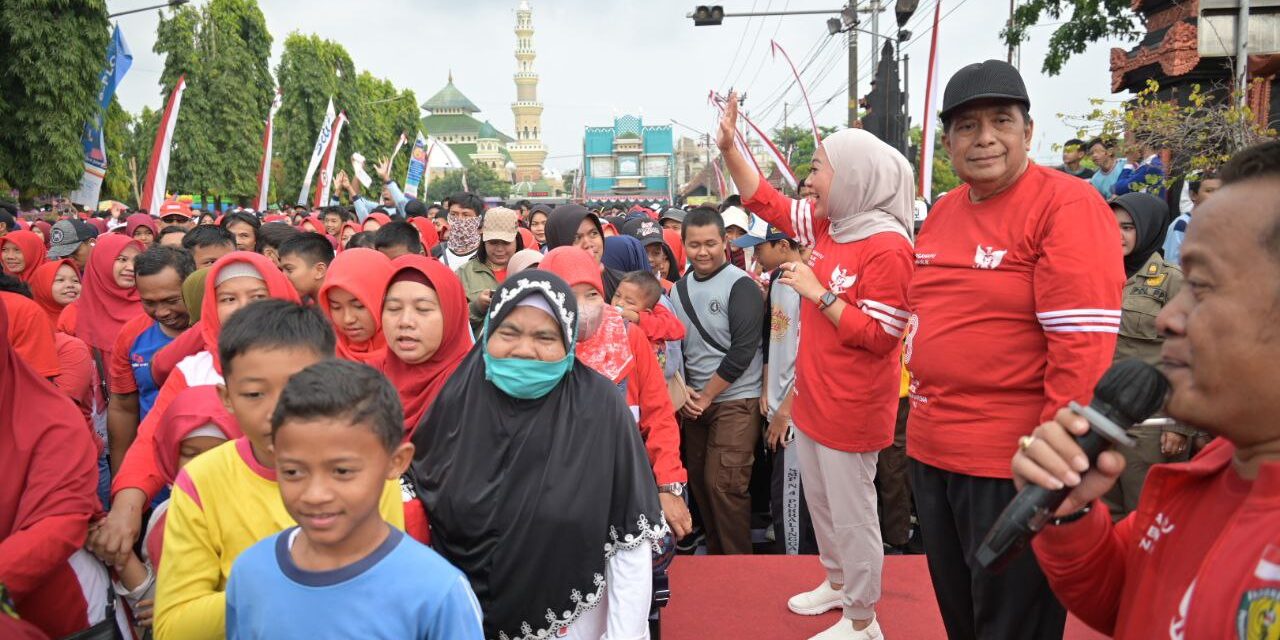 Lepas Jalan Sehat, Bupati Tiwi dan Wabup Dono Bagi-bagi Sepeda Motor