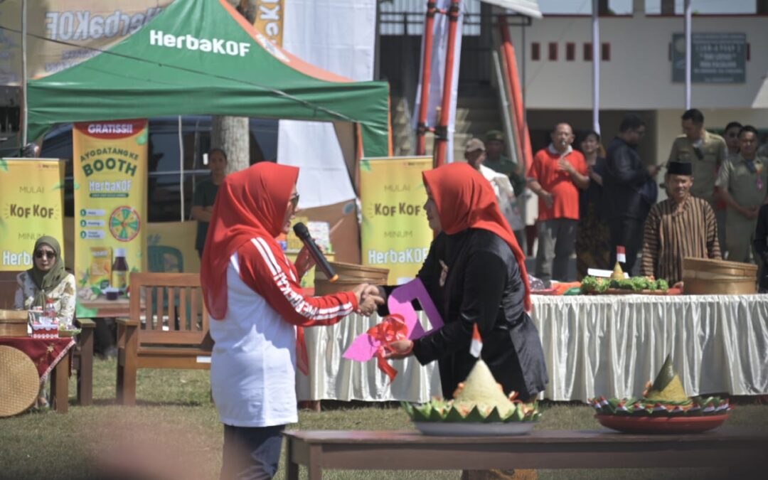 Festival Budaya Kalialang, Bupati Tiwi Serahkan Ambulans Siaga