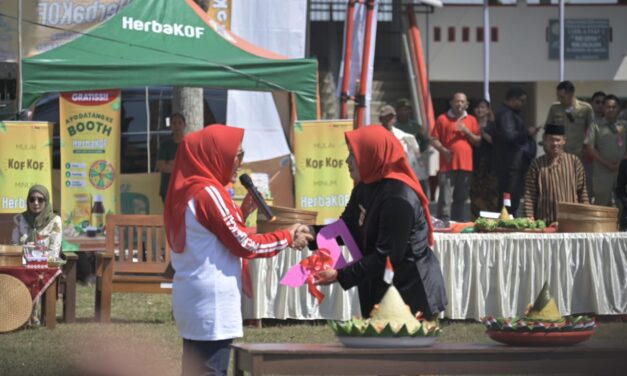 Festival Budaya Kalialang, Bupati Tiwi Serahkan Ambulans Siaga