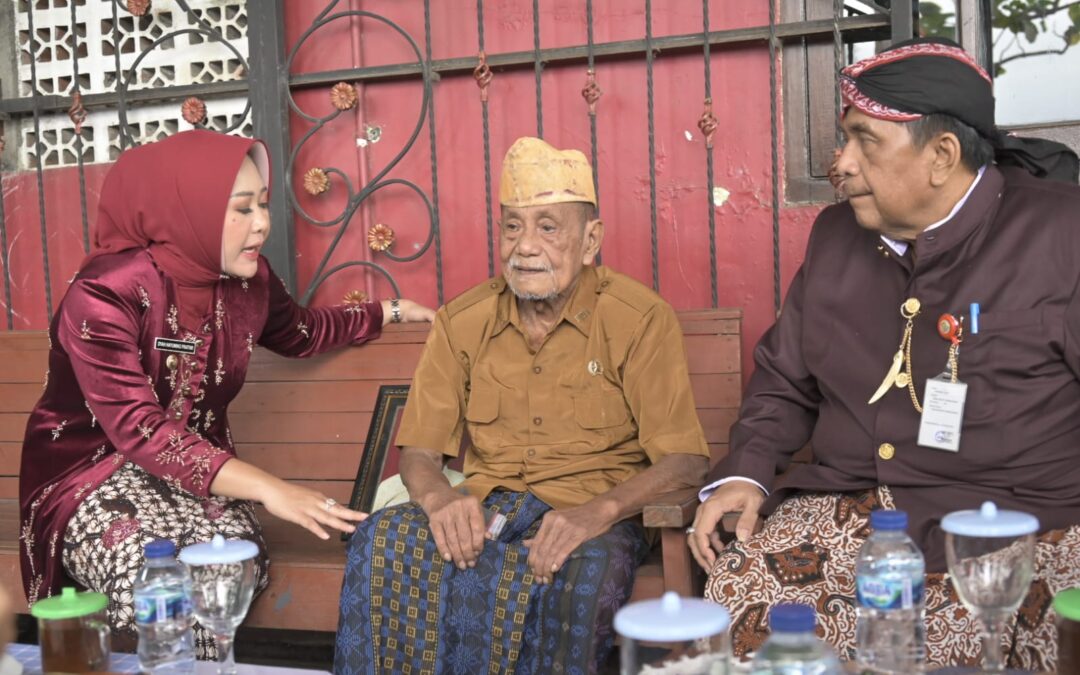 HUT ke-78 Kemerdekaan RI, Bupati Tiwi dan Wabup Sudono Anjangsana ke Pejuang Kemerdekaan