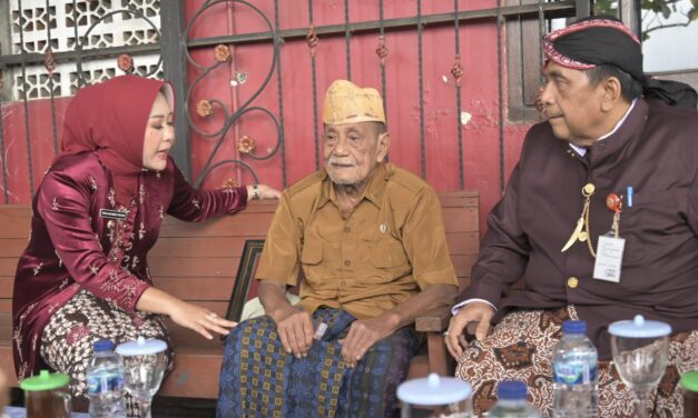 HUT ke-78 Kemerdekaan RI, Bupati Tiwi dan Wabup Sudono Anjangsana ke Pejuang Kemerdekaan
