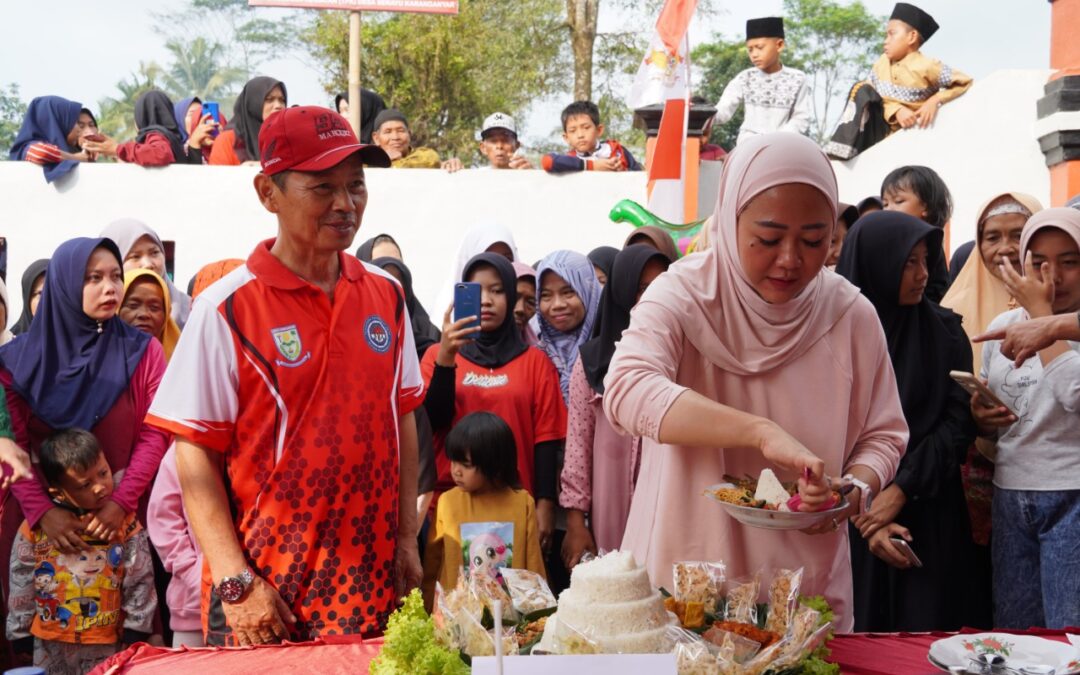 Bupati Tiwi Resmikan Pagar Makam Desa Serayu Karanganyar