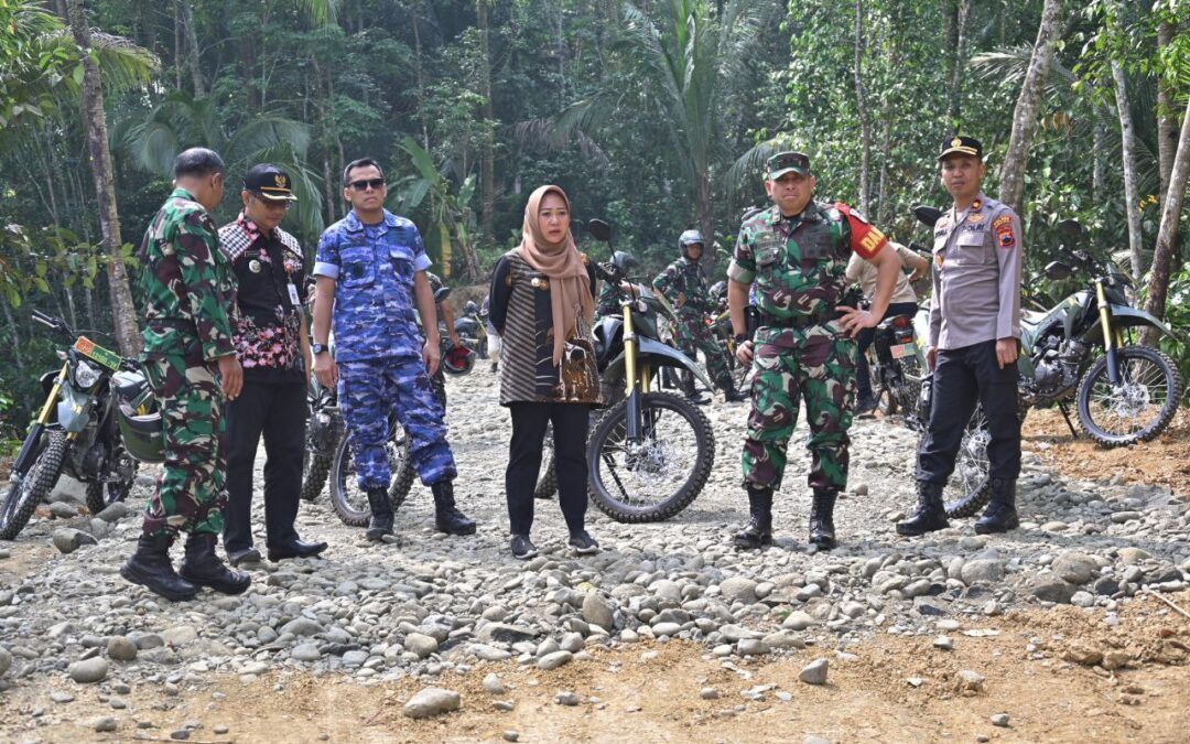 Bupati Tiwi Resmikan Jalan Baru Desa Karangasem – Adiarsa
