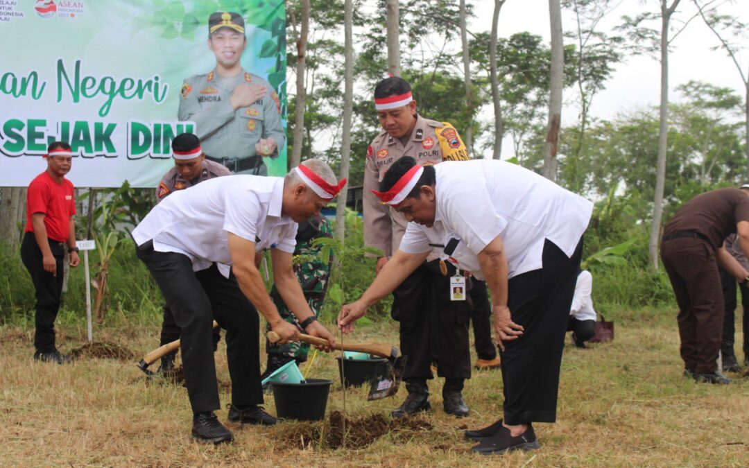 Dukung Polri Lestarikan Negeri, Wabup Sudono Ikut Penanaman 1000 Pohon