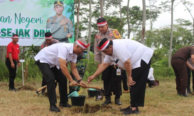 Dukung Polri Lestarikan Negeri, Wabup Sudono Ikut Penanaman 1000 Pohon