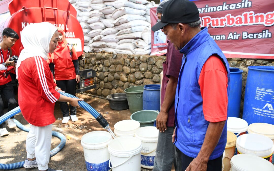 Atasi Kekeringan, Bupati Tiwi Ikut Salurkan Air Bersih