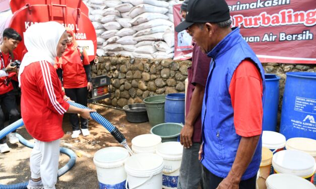 Atasi Kekeringan, Bupati Tiwi Ikut Salurkan Air Bersih