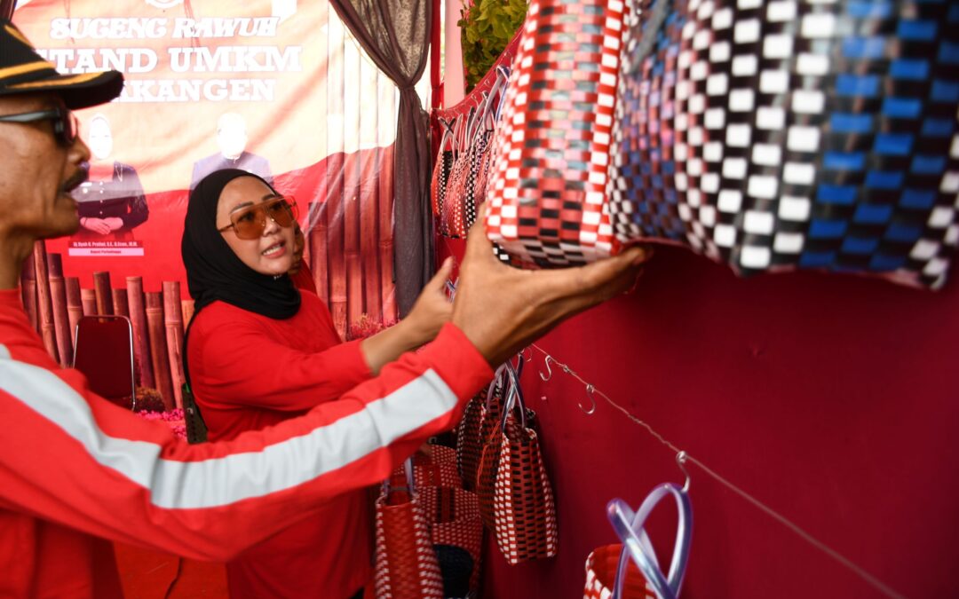 Roadshow Pemulihan Ekonomi Kalimanah, Bupati Kenalkan Produk Daur Ulang Limbah Plastik