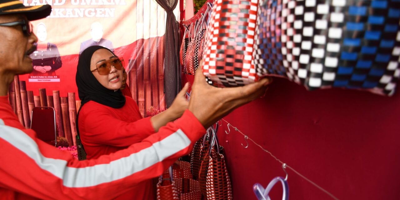 Roadshow Pemulihan Ekonomi Kalimanah, Bupati Kenalkan Produk Daur Ulang Limbah Plastik