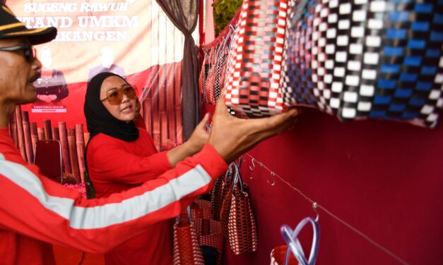Roadshow Pemulihan Ekonomi Kalimanah, Bupati Kenalkan Produk Daur Ulang Limbah Plastik