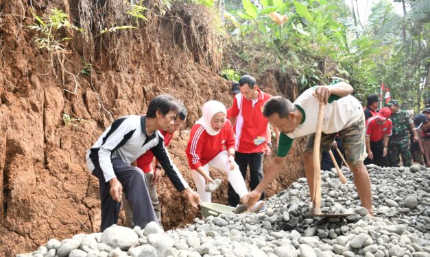Ikut Gotong Royong Bangun Jalan Usaha Tani, Bupati Siap Bantu Pengaspalan dan Talud di Sidanegara