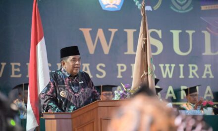 Wisuda Perdana Unperba, Plh Bupati Sudono: Wisudawan Harus Dinamis dan Jeli Melihat Peluang