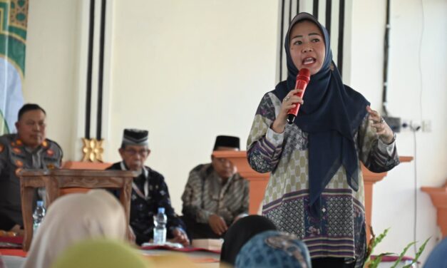 Bupati Tiwi Apresiasi Pedagang Pasar Bobotsari Santuni 280 Anak Yatim Piatu