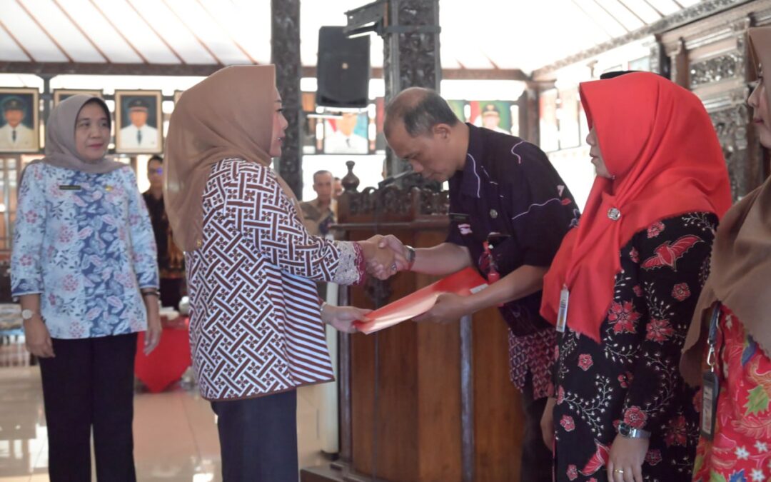 Serahkan SK Kenaikan Pangkat PNS, Bupati Tiwi : Kinerja Jangan Kendor