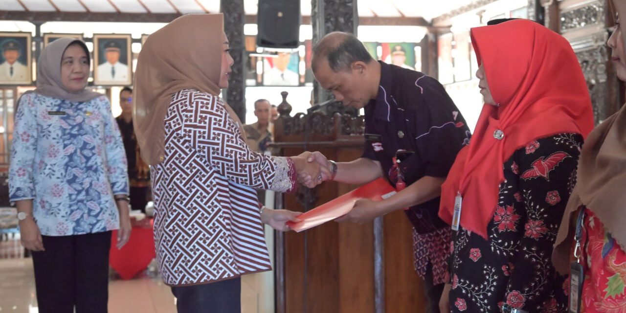 Serahkan SK Kenaikan Pangkat PNS, Bupati Tiwi : Kinerja Jangan Kendor