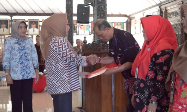 Serahkan SK Kenaikan Pangkat PNS, Bupati Tiwi : Kinerja Jangan Kendor