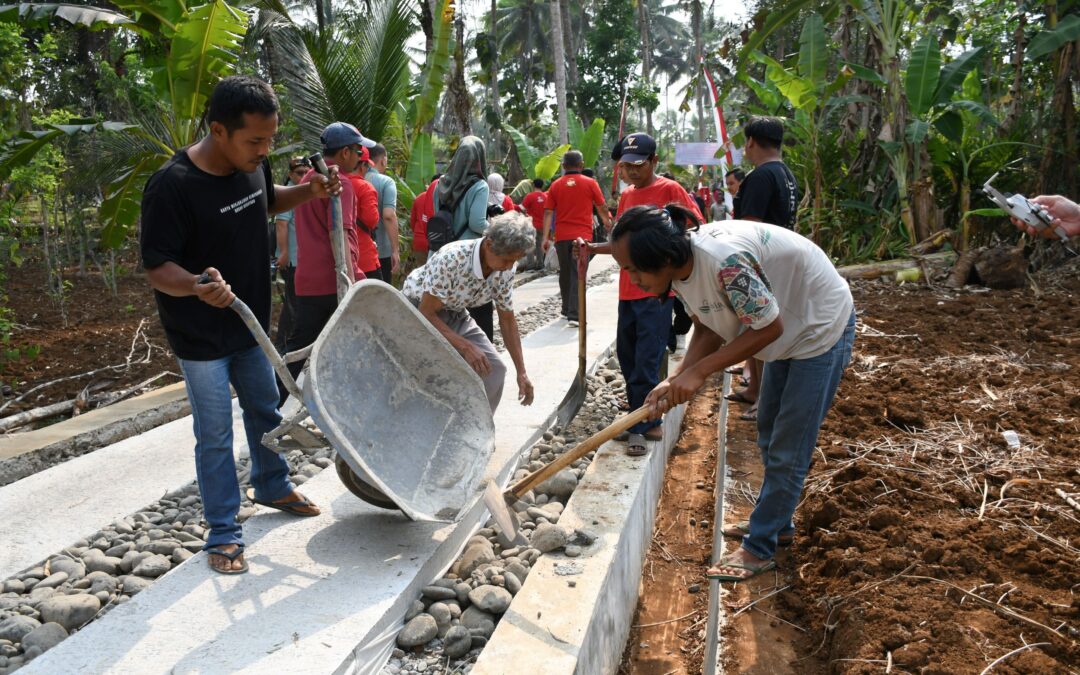 Warga Kompak Gotong Royong, Bupati Siapkan Bantuan Keuangan Untuk Desa Nangkasawit