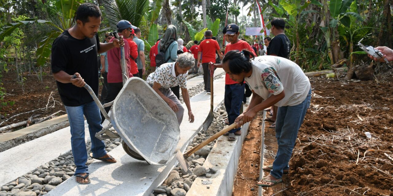 Warga Kompak Gotong Royong, Bupati Siapkan Bantuan Keuangan Untuk Desa Nangkasawit