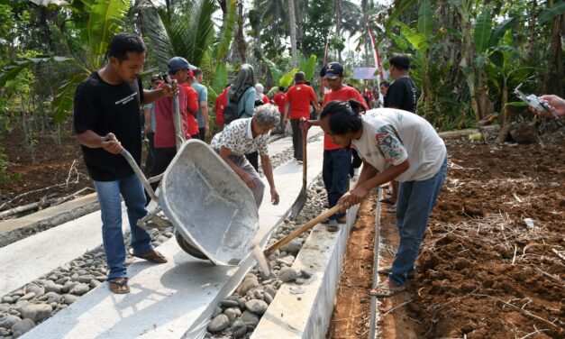 Warga Kompak Gotong Royong, Bupati Siapkan Bantuan Keuangan Untuk Desa Nangkasawit