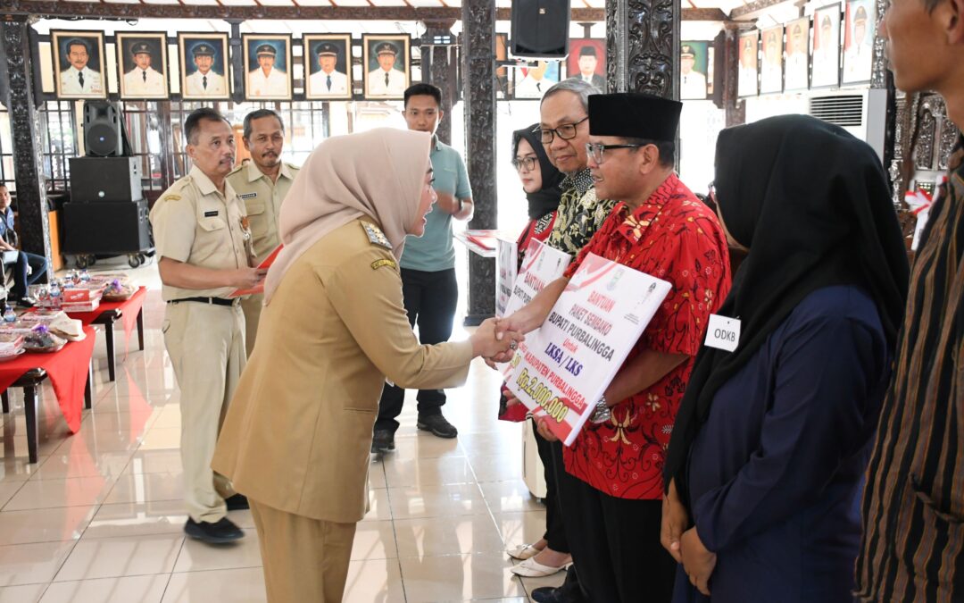 Bentuk Kepedulian Pemerintah, Bupati Tiwi Salurkan Bansos Untuk Ribuan Penerima