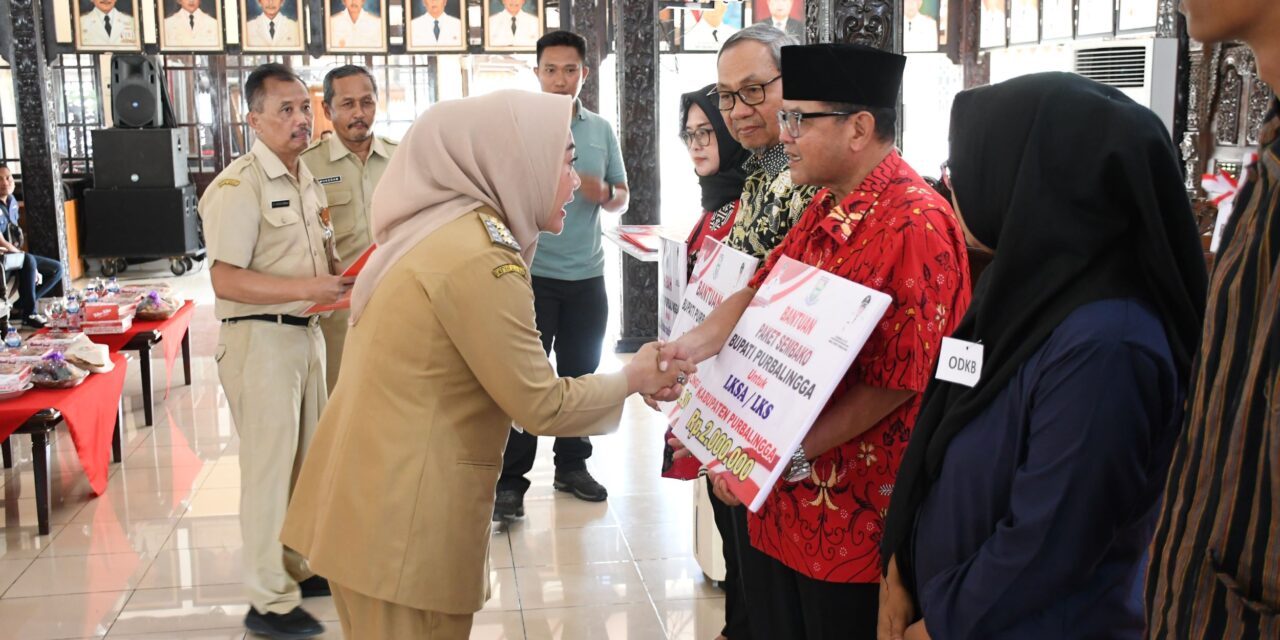 Bentuk Kepedulian Pemerintah, Bupati Tiwi Salurkan Bansos Untuk Ribuan Penerima