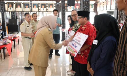 Bentuk Kepedulian Pemerintah, Bupati Tiwi Salurkan Bansos Untuk Ribuan Penerima