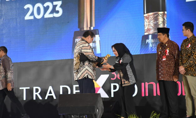 Sukses Tingkatkan Ekspor, Bupati Tiwi Raih Primaniyarta Award 2023