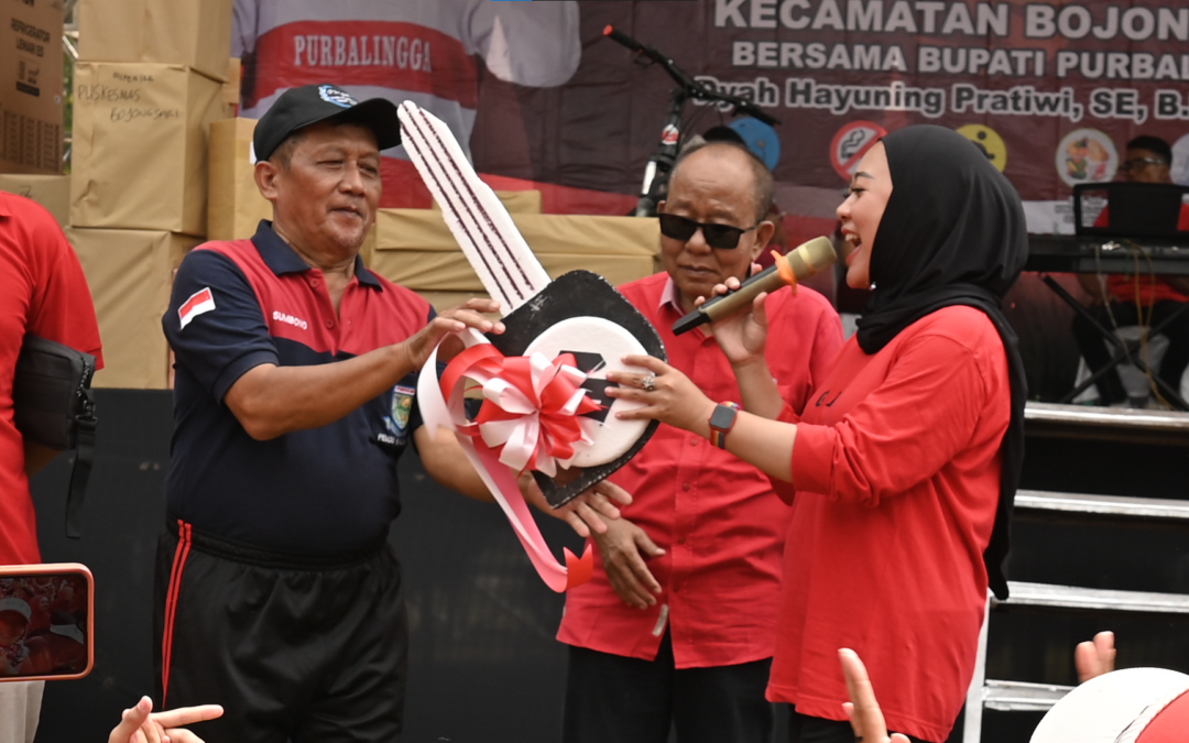 Germas di Bojongsari, Bupati Tiwi Serahkan Ambulans Siaga