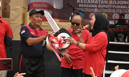 Germas di Bojongsari, Bupati Tiwi Serahkan Ambulans Siaga