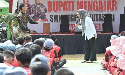 Mengajar di SMKN 1 Kutasari, Bupati Tiwi Sosialisasi Stop Bullying dan Kekerasan Seksual