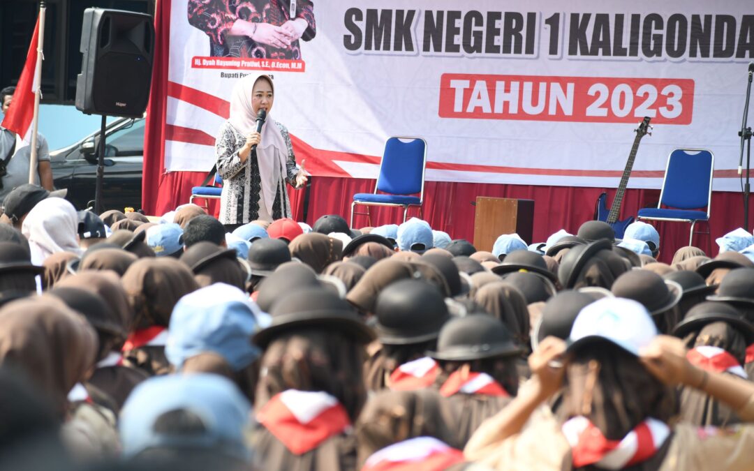 Mengajar di SMKN 1 Kaligondang, Bupati Ingatkan Jangan Nikah Dini