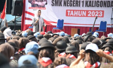 Mengajar di SMKN 1 Kaligondang, Bupati Ingatkan Jangan Nikah Dini