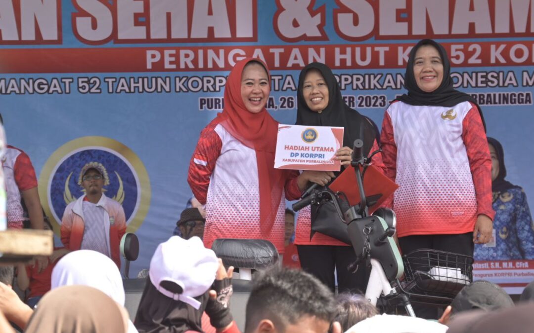 Jalan Sehat HUT ke-52 Korpri, Bupati Tiwi Minta Keluarga Korpri Kian Solid