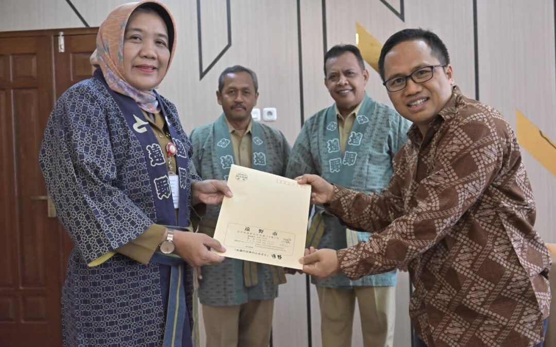 Bupati Tiwi Terima Kiriman Baju Tradisional Jepang dari Walikota Tono