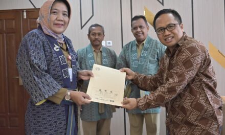 Bupati Tiwi Terima Kiriman Baju Tradisional Jepang dari Walikota Tono