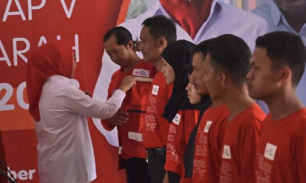 Bupati Tiwi Kukuhkan Tim SIBAT dan Beri Penghargaan 316 Relawan Donor Darah