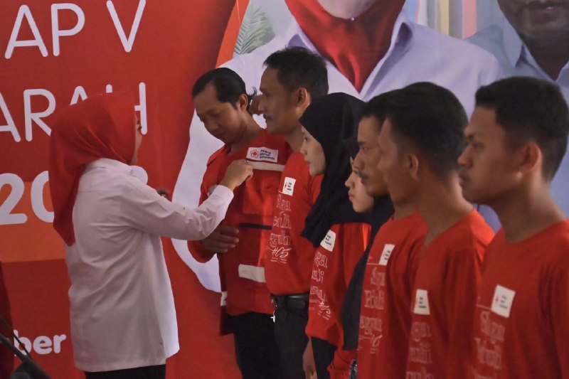 Bupati Tiwi Kukuhkan Tim SIBAT dan Beri Penghargaan 316 Relawan Donor Darah
