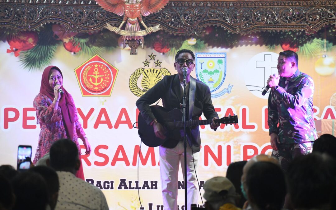 Hadiri Natal Bersama BKSAG – TNI – POLRI, Bupati Tiwi Nyanyi Bareng Andre Hehanussa