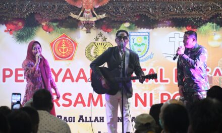 Hadiri Natal Bersama BKSAG – TNI – POLRI, Bupati Tiwi Nyanyi Bareng Andre Hehanussa